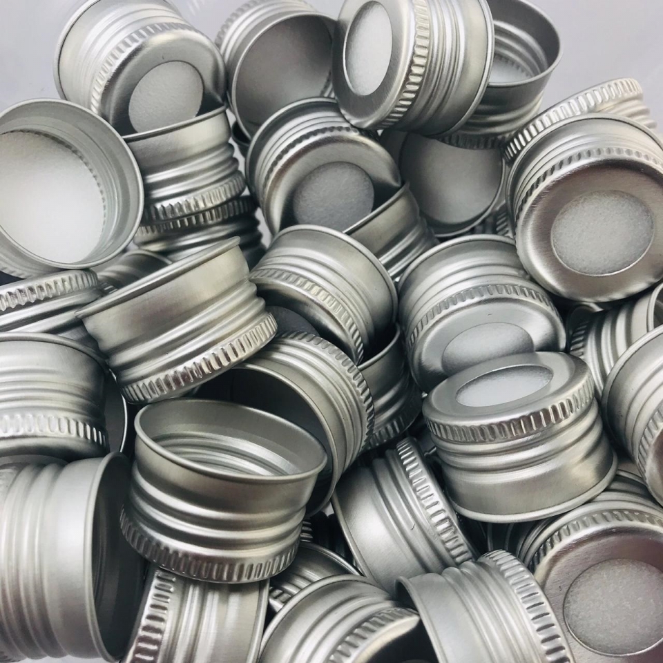 Tampa Alumínio Vazada 28mm - Prata